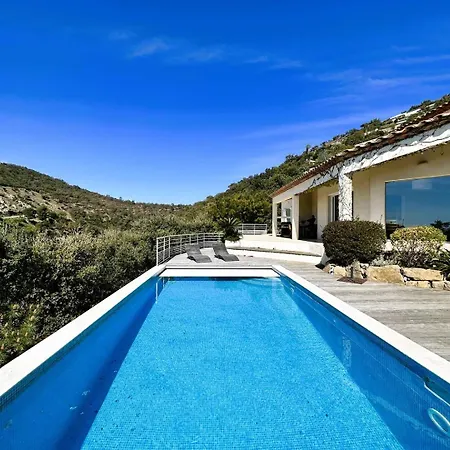 Les Romarins Pour 8 Personnes Avec Vue Panoramique Et Piscine Chauffee A * La Londe-les-Maures
